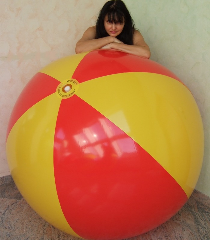 Giant Beach Ball 72yr, Inflatable World